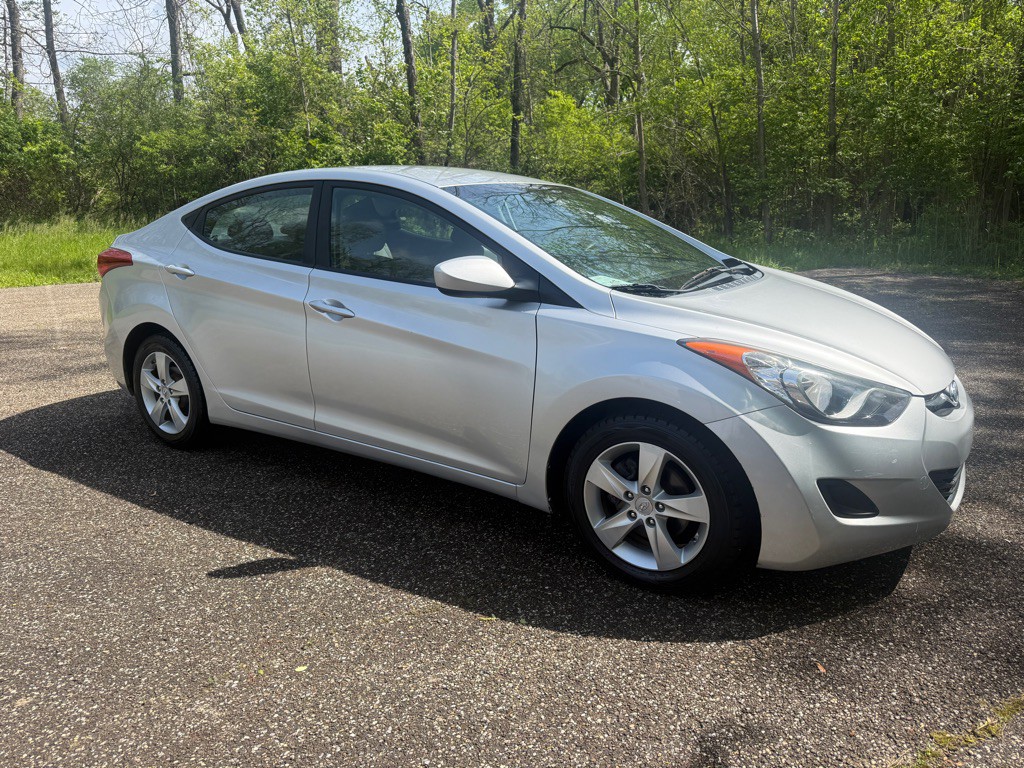 2011 Hyundai Elantra Image 1
