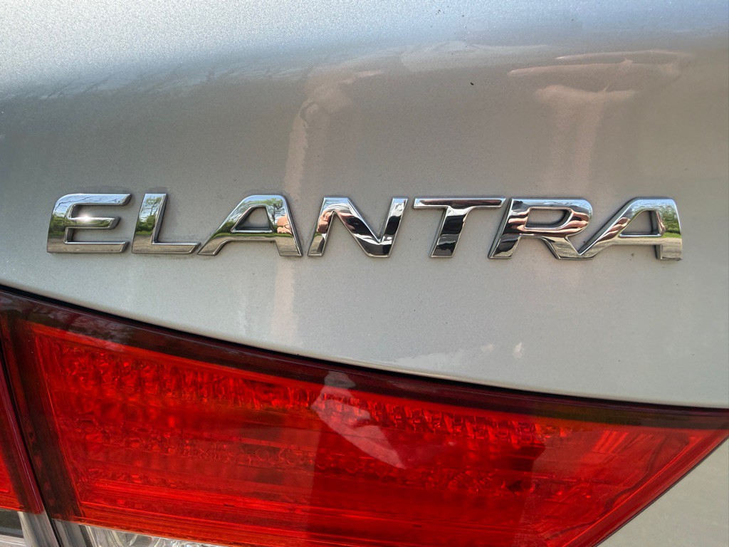 2011 Hyundai Elantra Image 8