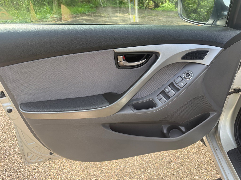 2011 Hyundai Elantra Image 12