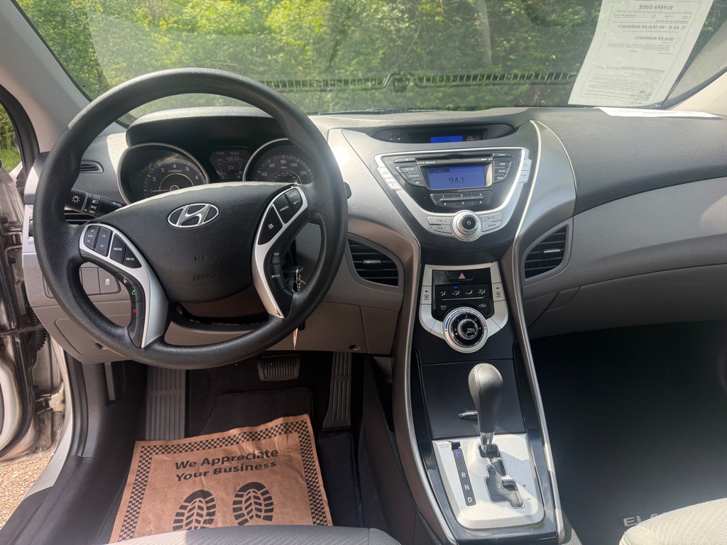 2011 Hyundai Elantra Image 14