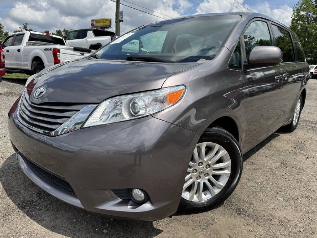 2015 Toyota Sienna Image 1