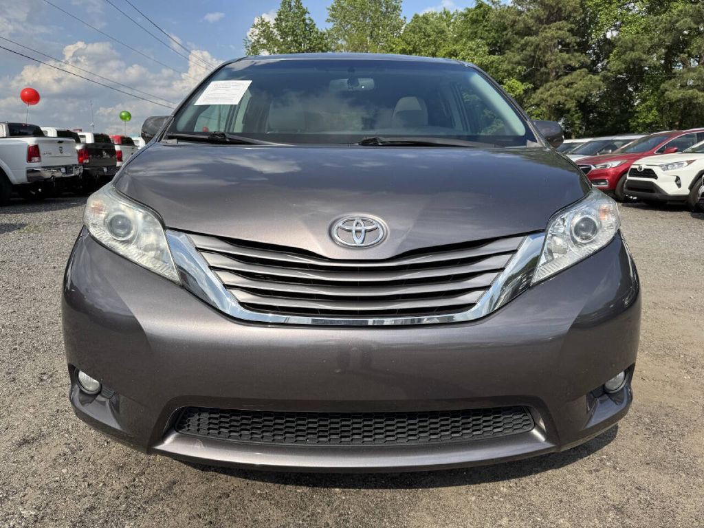 2015 Toyota Sienna Image 2