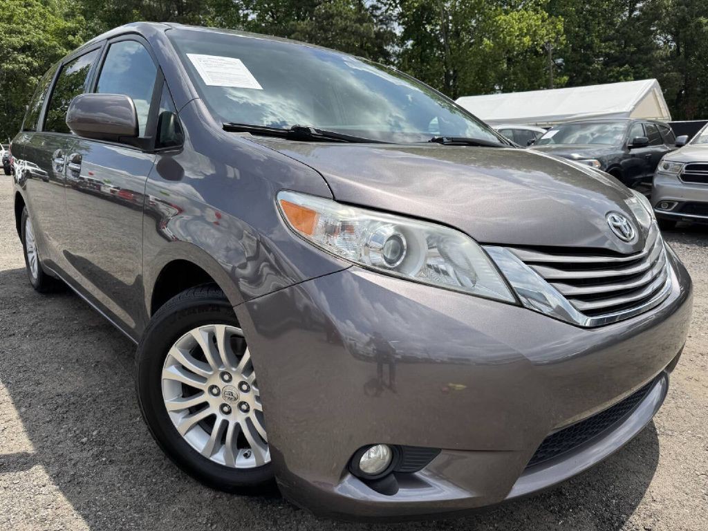 2015 Toyota Sienna Image 3