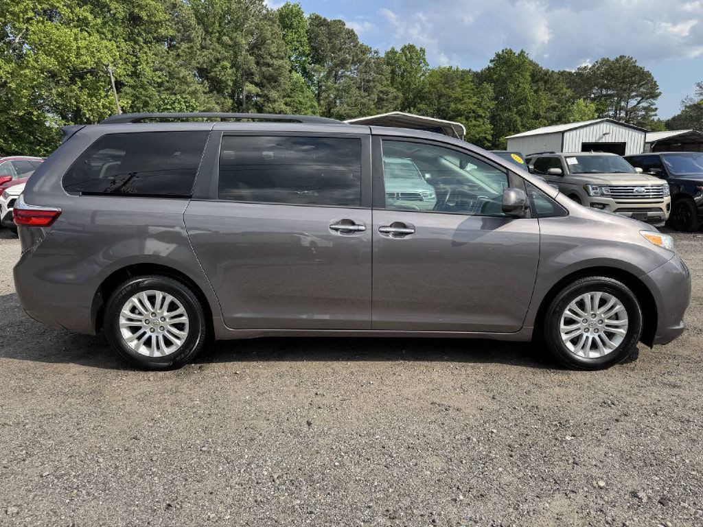 2015 Toyota Sienna Image 4