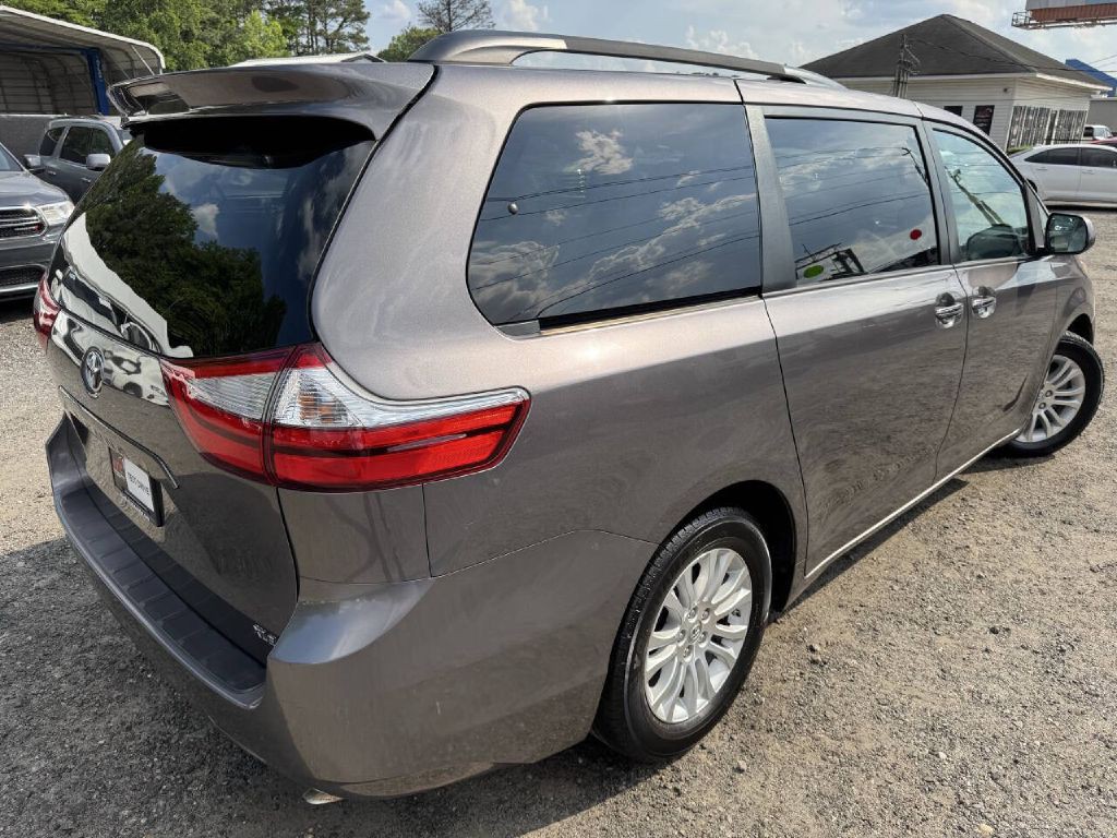 2015 Toyota Sienna Image 5