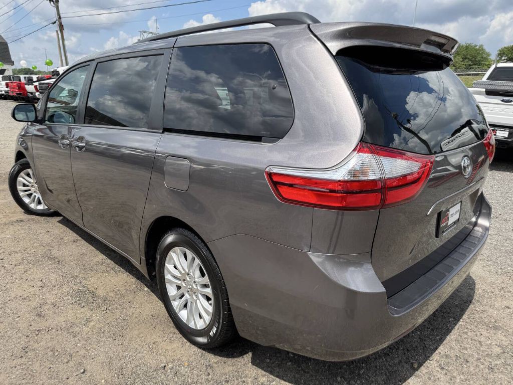 2015 Toyota Sienna Image 7