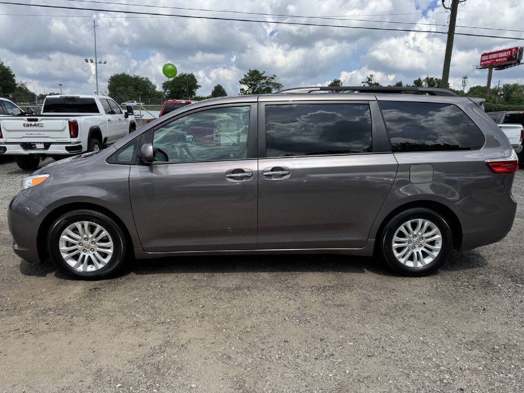 2015 Toyota Sienna Image 8