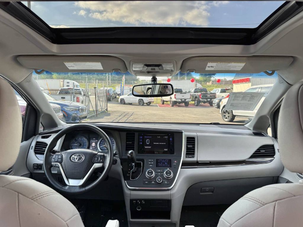 2015 Toyota Sienna Image 9