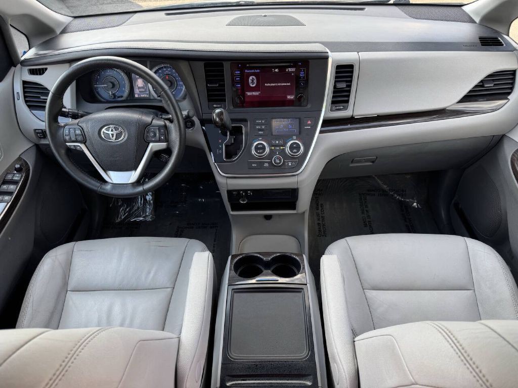 2015 Toyota Sienna Image 10