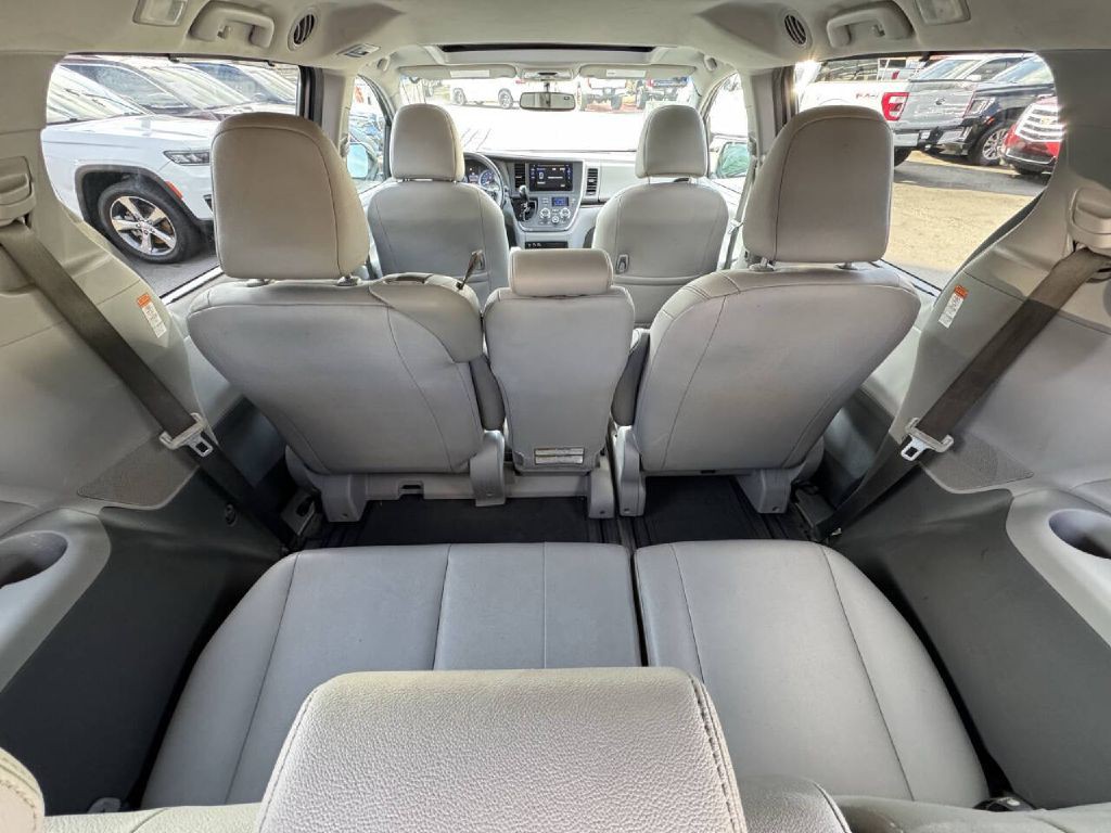 2015 Toyota Sienna Image 11