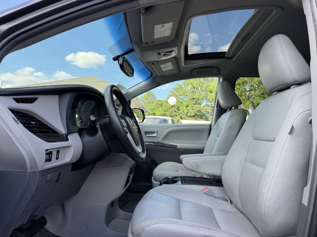 2015 Toyota Sienna Image 12