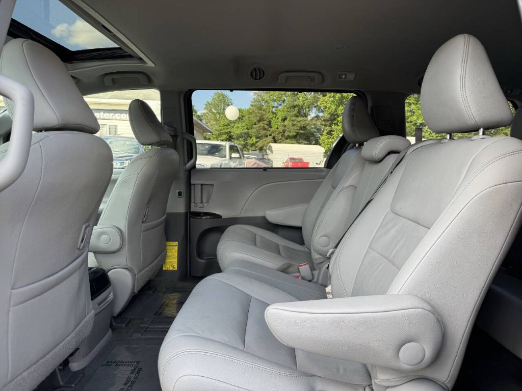 2015 Toyota Sienna Image 13