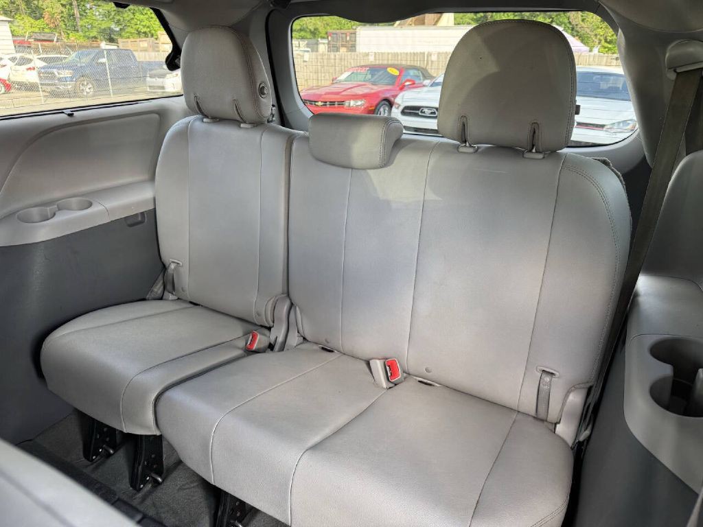 2015 Toyota Sienna Image 14