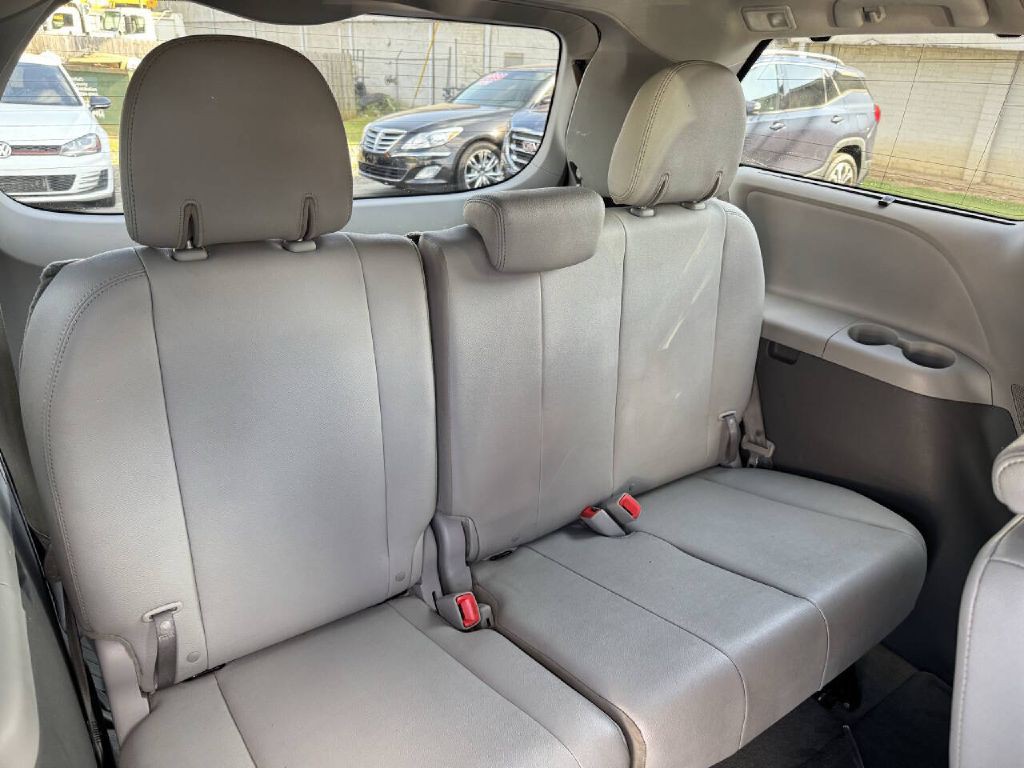 2015 Toyota Sienna Image 15