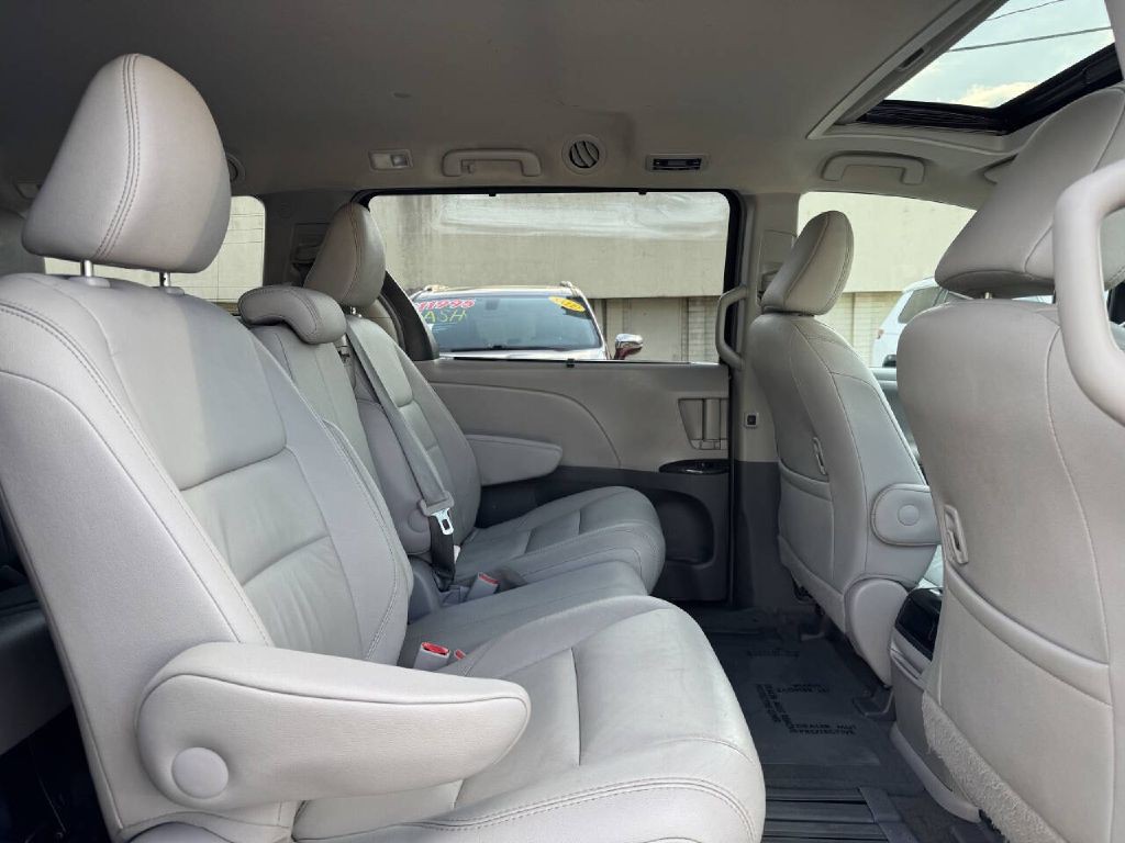 2015 Toyota Sienna Image 16