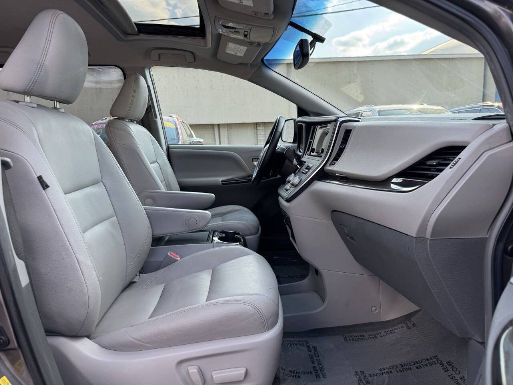 2015 Toyota Sienna Image 17