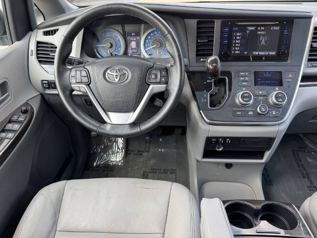 2015 Toyota Sienna Image 19