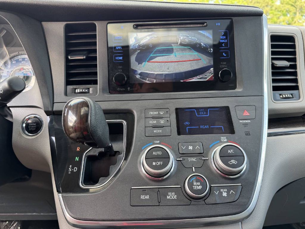 2015 Toyota Sienna Image 21