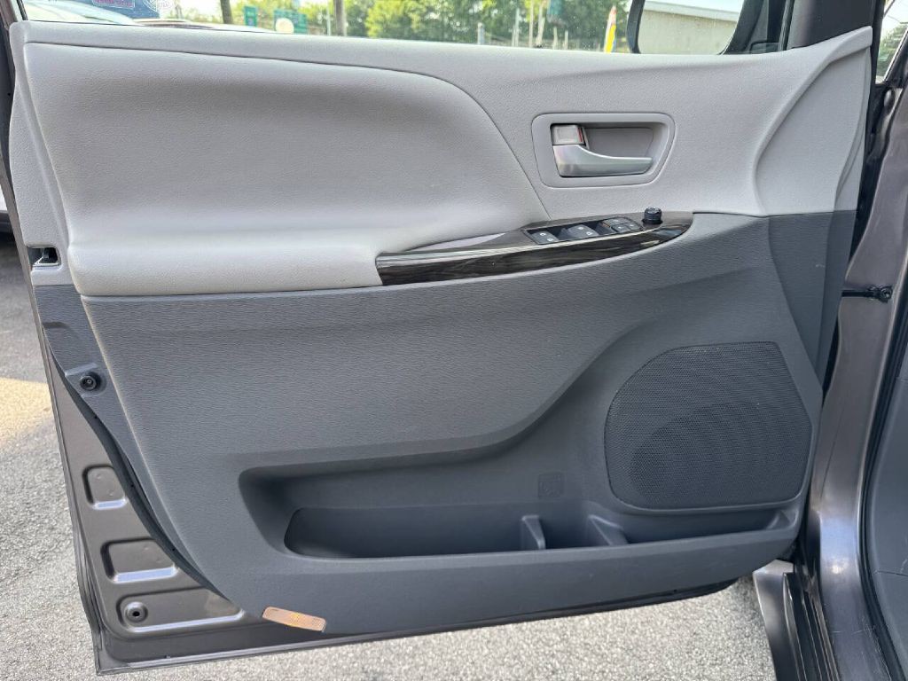 2015 Toyota Sienna Image 22