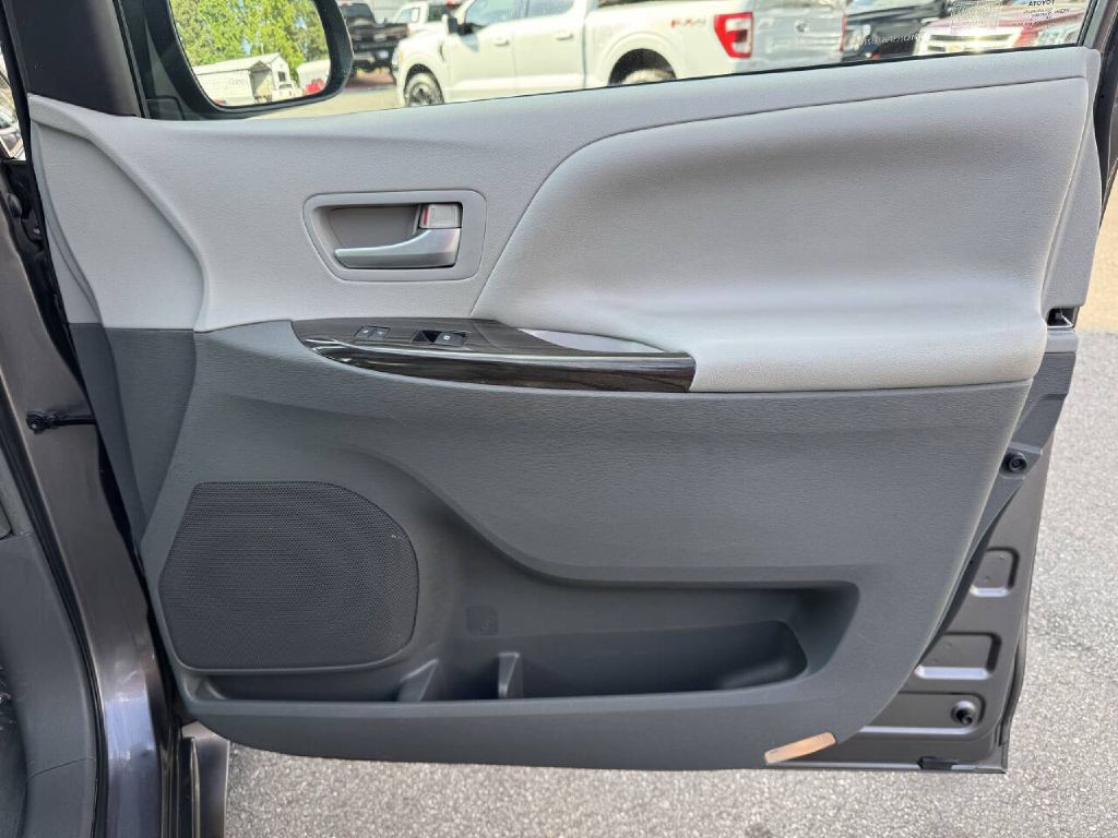 2015 Toyota Sienna Image 23