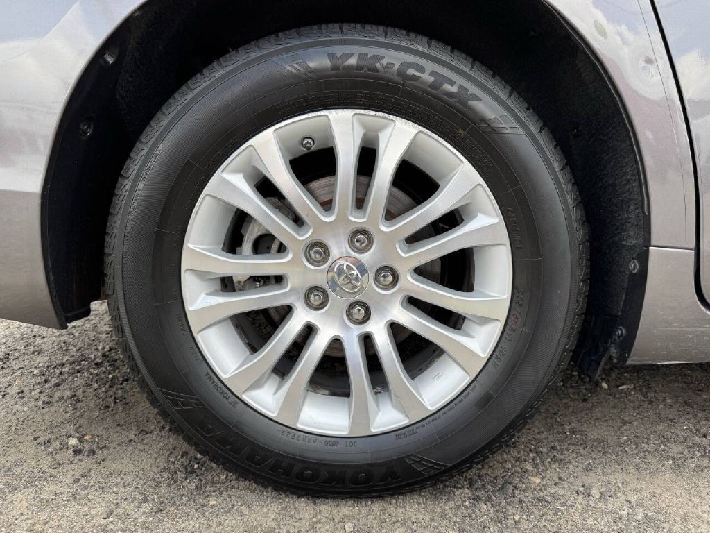 2015 Toyota Sienna Image 24