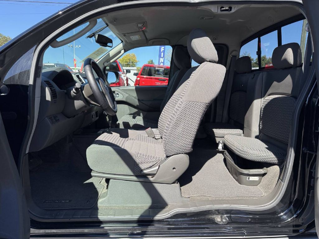 2010 Nissan Frontier Image 12