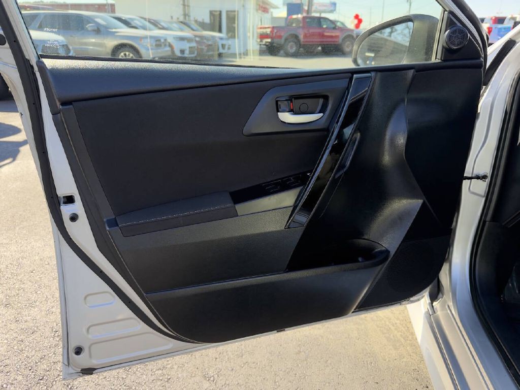 2017 Toyota Corolla Image 18