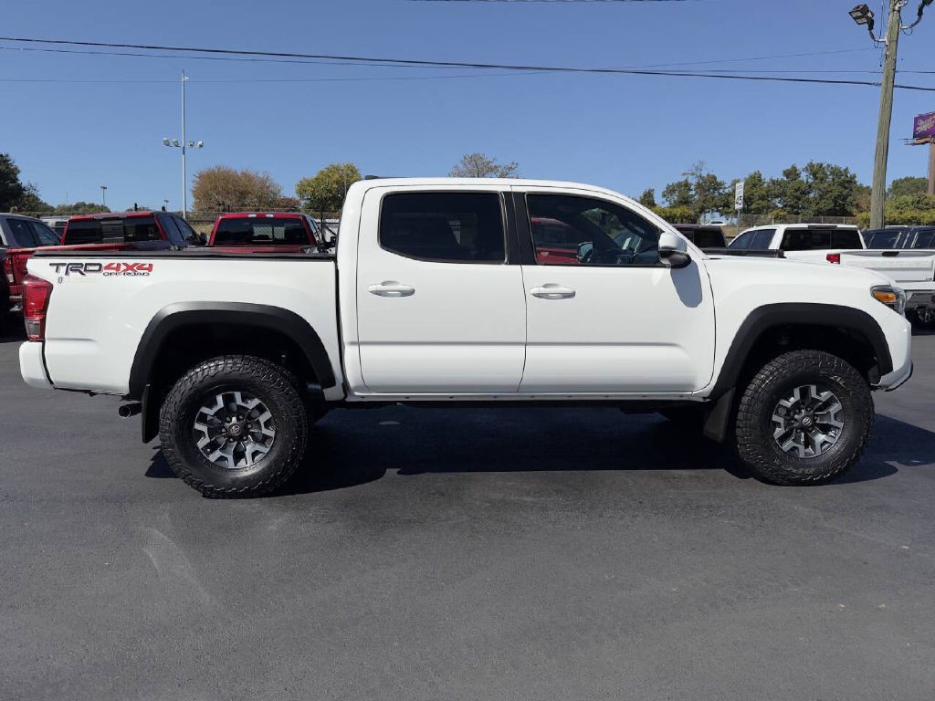 2017 Toyota Tacoma Image 4