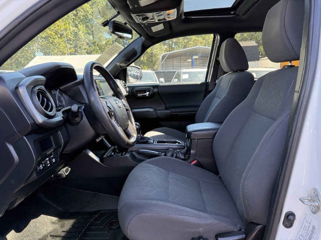 2017 Toyota Tacoma Image 8