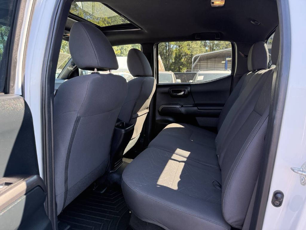 2017 Toyota Tacoma Image 9