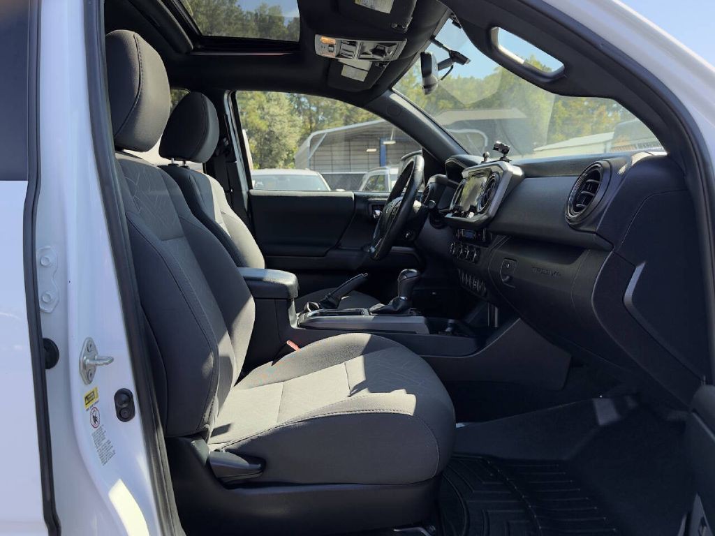 2017 Toyota Tacoma Image 10