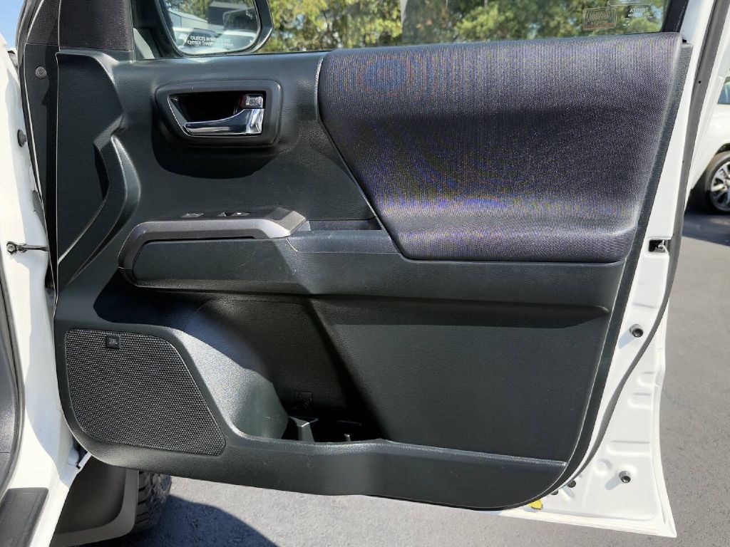 2017 Toyota Tacoma Image 18