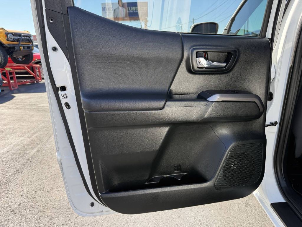 2017 Toyota Tacoma Image 19