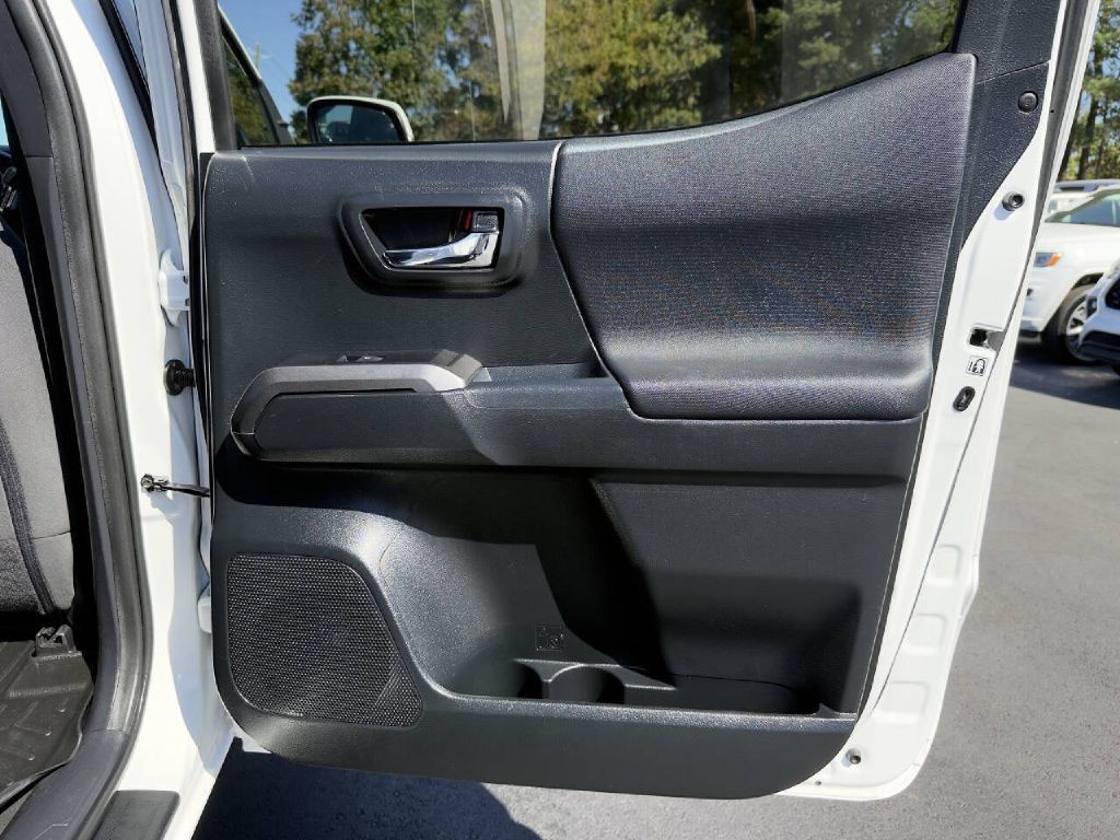 2017 Toyota Tacoma Image 20