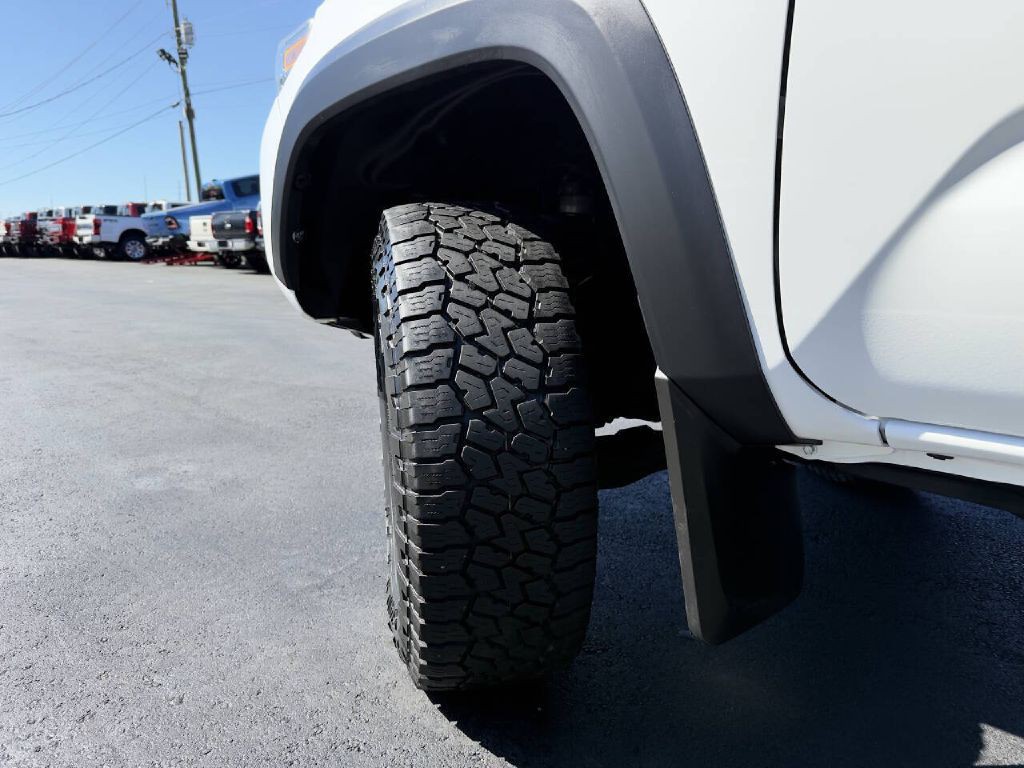 2017 Toyota Tacoma Image 21