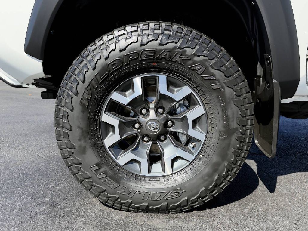 2017 Toyota Tacoma Image 22