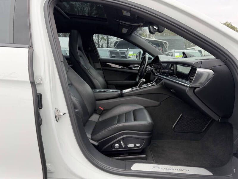 2018 Porsche Panamera Image 12