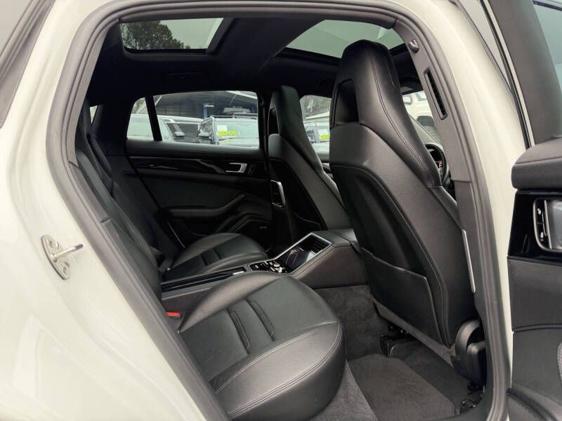 2018 Porsche Panamera Image 13