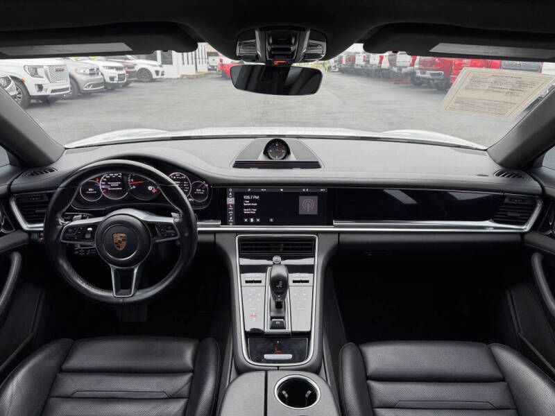 2018 Porsche Panamera Image 14