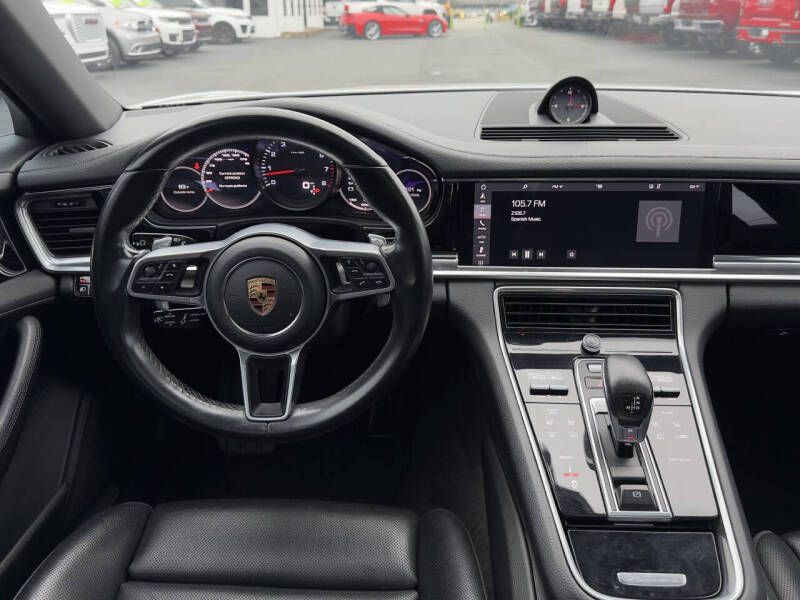 2018 Porsche Panamera Image 15