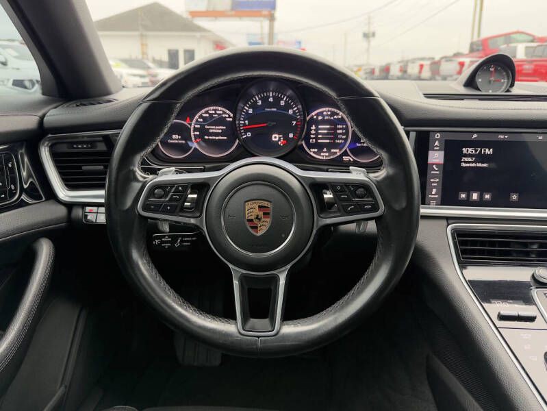 2018 Porsche Panamera Image 16