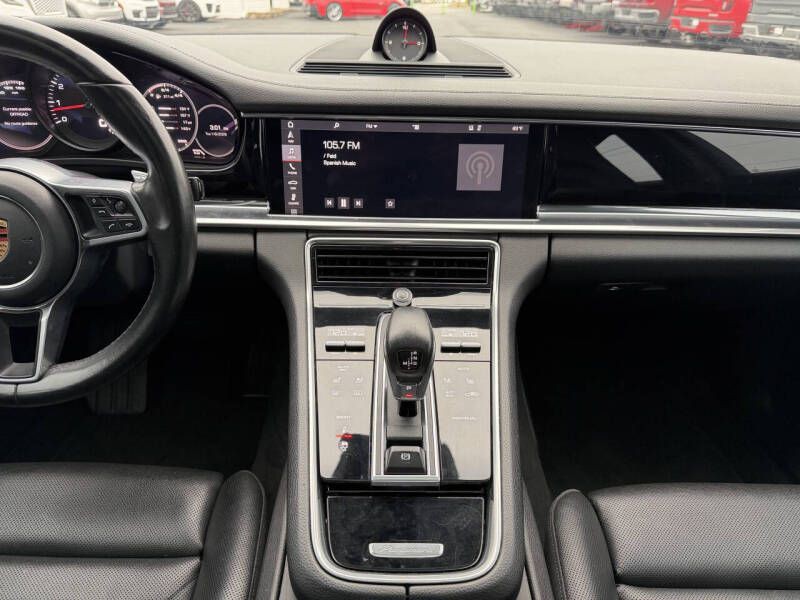 2018 Porsche Panamera Image 17