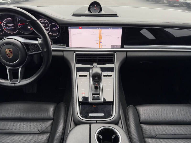 2018 Porsche Panamera Image 19
