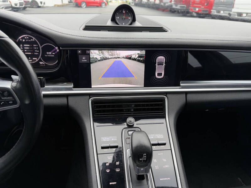 2018 Porsche Panamera Image 20