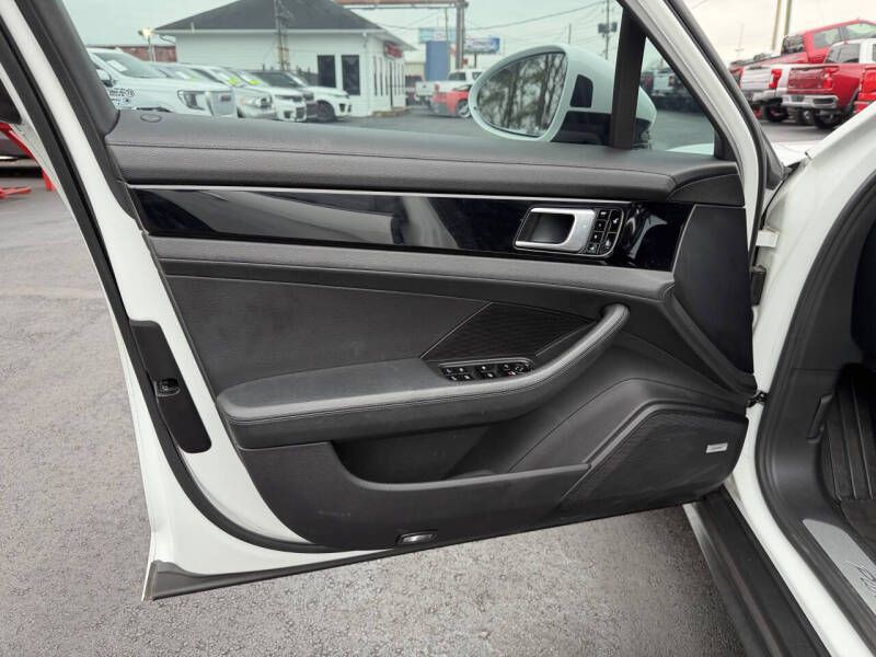 2018 Porsche Panamera Image 21