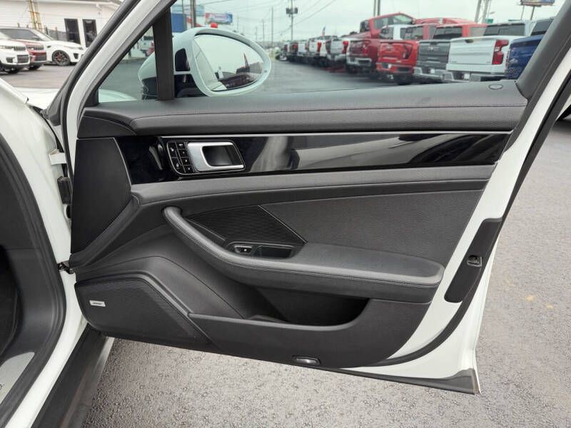 2018 Porsche Panamera Image 22