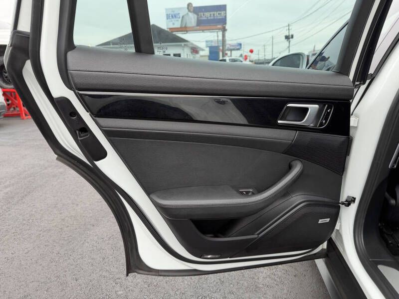 2018 Porsche Panamera Image 23