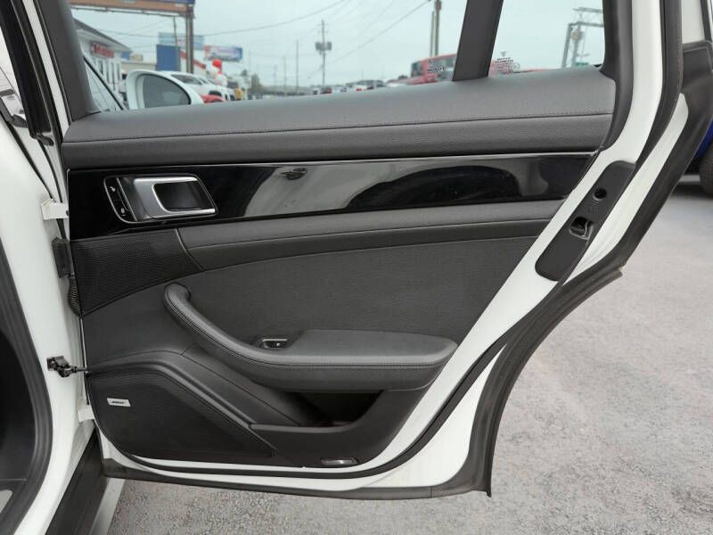 2018 Porsche Panamera Image 24