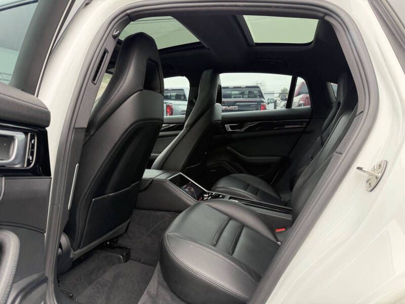 2018 Porsche Panamera Image 11