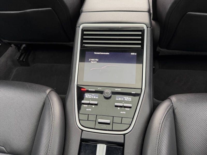 2018 Porsche Panamera Image 18